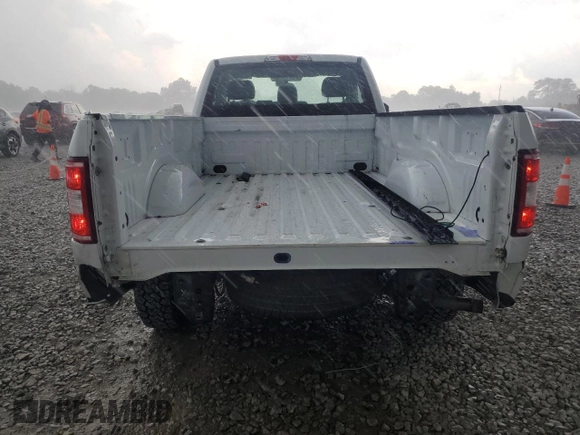 2018 Ford F-150 XL с VIN 1FTMF1CB5JKF89264, выставлен на аукционе Copart как лот 62482135 с пробегом 136 251 миль миль и Списание • Salvage title. История ставок и продаж доступна на DreamBid. Изображение 6.