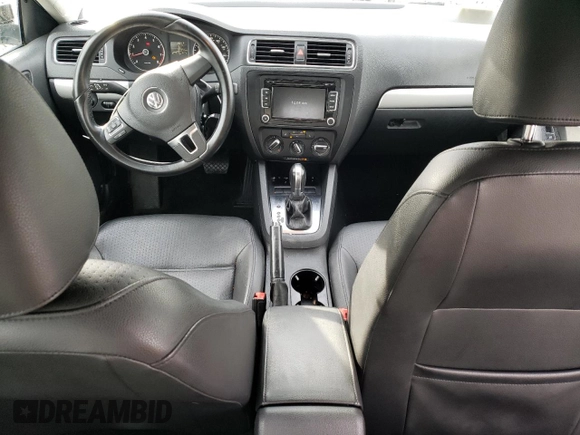 2013 Volkswagen Jetta SE z VIN 3VWDP7AJ4DM361292, wystawiony jako Copart lot #55861875 z przebiegiem 97 771 mil mil oraz Czysty tytuł • Clean title. Historia ofert i sprzedaży dostępna na DreamBid. Obrazek 8.