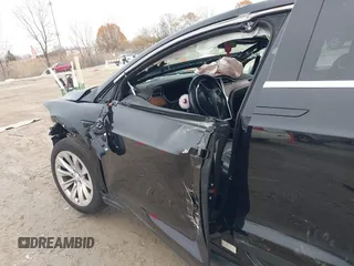 2017 Tesla Model X 90D z VIN 5YJXCBE26HF044710, wystawiony jako IAAI lot #40816228 z przebiegiem Nie podano mil oraz . Historia ofert i sprzedaży dostępna na DreamBid. Obrazek 22.