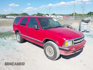 1997 Chevrolet Blazer LS z VIN 1GNDT13W7V2147711, wystawiony jako IAAI lot #41868010 z przebiegiem 133 226 mil mil oraz . Historia ofert i sprzedaży dostępna na DreamBid. Obrazek 1.