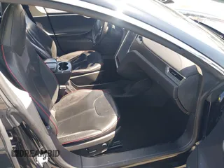 2013 Tesla Model S Performance z VIN 5YJSA1CP6DFP08779, wystawiony jako IAAI lot #42172960 z przebiegiem 136 450 mil mil oraz . Historia ofert i sprzedaży dostępna na DreamBid. Obrazek 5.