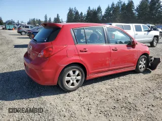 2009 Nissan Versa S z VIN 3N1BC13E19L410760, wystawiony jako Copart lot #55303895 z przebiegiem 84 014 mil mil oraz Szkoda całkowita • Salvage title. Historia ofert i sprzedaży dostępna na DreamBid. Obrazek 3.