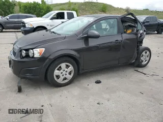 2014 Chevrolet Sonic LS z VIN 1G1JB5SG6E4147082, wystawiony jako Copart lot #58795485 z przebiegiem 140 594 mil mil oraz Szkoda całkowita • Salvage title. Historia ofert i sprzedaży dostępna na DreamBid. Obrazek 1.