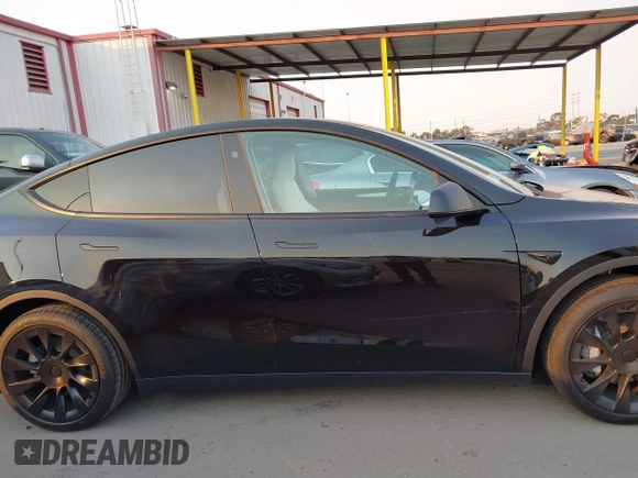 2025 Tesla Model Y Long Range with VIN 7SAYGDED5SF281818, listed as a IAAI auction lot 41302611 with 395 mi miles and . Bid and sale history available at DreamBid. Image 13.