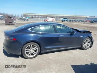 2015 Tesla Model S 85D with VIN 5YJSA1H25FFP70562, listed as a IAAI auction lot 41787957 with 177,688 mi miles. Bid and sale history available at carsss.com. Image 13.