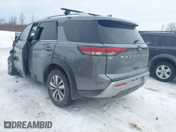 2022 Nissan Pathfinder SL z VIN 5N1DR3CC1NC264876, wystawiony jako IAAI lot #41638864 z przebiegiem 47 405 mil mil oraz . Historia ofert i sprzedaży dostępna na DreamBid. Obrazek 3.