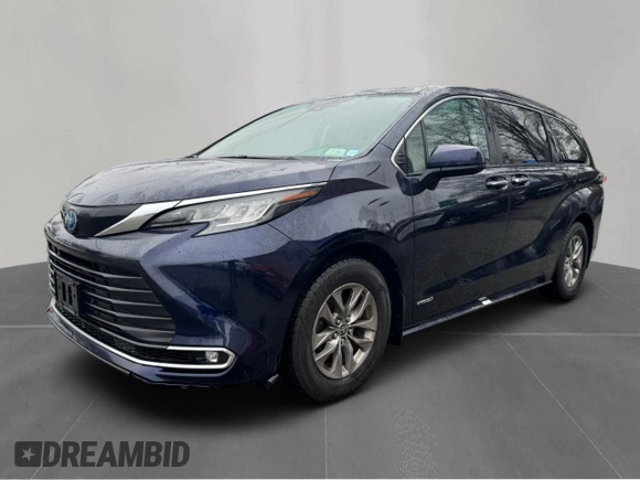 2021 Toyota Sienna XLE with VIN 5TDYRKECXMS068784, listed as a Copart auction lot 53571855 with 215,072 mi miles and Clean Title. Bid and sale history available at carsss.com. Image 2.