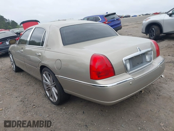 2003 Lincoln Town Car Signature z VIN 1LNHM82W73Y645995, wystawiony jako IAAI lot #41958634 z przebiegiem 172 960 mil mil oraz . Historia ofert i sprzedaży dostępna na DreamBid. Obrazek 3.
