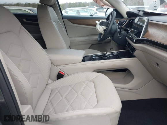 2024 Volkswagen Atlas SE z VIN 1V2WR2CA2RC594326, wystawiony jako IAAI lot #41471154 z przebiegiem 1 610 mil mil oraz . Historia ofert i sprzedaży dostępna na DreamBid. Obrazek 5.