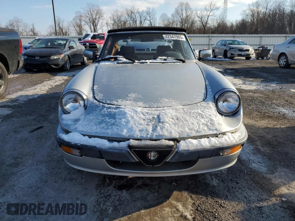 1986 Alfa Romeo Spider Veloce z VIN ZARBA5419G1040612, wystawiony jako Copart lot #42347965 z przebiegiem 84 485 mil mil oraz Czysty tytuł • Clean title. Historia ofert i sprzedaży dostępna na DreamBid. Obrazek 5.
