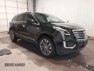 2019 Cadillac XT5 Premium Luxury AWD z VIN 1GYKNFRSXKZ189590, wystawiony jako IAAI lot #41316561 z przebiegiem 98 755 mil mil oraz . Historia ofert i sprzedaży dostępna na DreamBid. Obrazek 1.