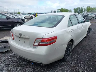 2007 Toyota Camry z VIN 4T1BB46K67U027737, wystawiony jako IAAI lot #42320986 z przebiegiem 142 606 mil mil oraz . Historia ofert i sprzedaży dostępna na DreamBid. Obrazek 4.
