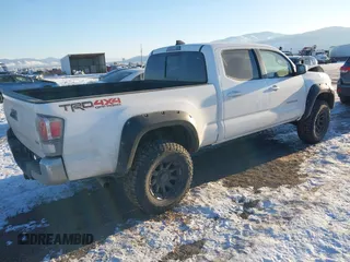 2021 Toyota Tacoma 4WD SR5 with VIN 3TMDZ5BN6MM105593, listed as a IAAI auction lot 41424096 with 39,215 mi miles. Bid and sale history available at carsss.com. Image 4.