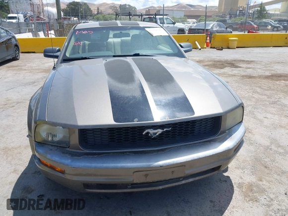 2005 Ford Mustang Deluxe z VIN 1ZVFT80N755155096, wystawiony jako IAAI lot #42251557 z przebiegiem 232 186 mil mil oraz . Historia ofert i sprzedaży dostępna na DreamBid. Obrazek 6.