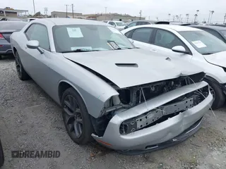 2019 Dodge Challenger SXT z VIN 2C3CDZAG8KH655513, wystawiony jako IAAI lot #41933551 z przebiegiem 95 543 mil mil oraz . Historia ofert i sprzedaży dostępna na DreamBid. Obrazek 1.