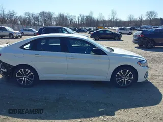 2023 Volkswagen Jetta Sport z VIN 3VWBM7BU2PM034287, wystawiony jako IAAI lot #41742935 z przebiegiem 32 818 mil mil oraz . Historia ofert i sprzedaży dostępna na DreamBid. Obrazek 13.