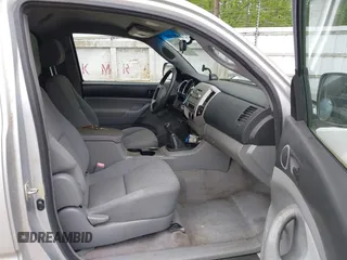 2006 Toyota Tacoma z VIN 5TEPX42N56Z256038, wystawiony jako IAAI lot #42290164 z przebiegiem 263 291 mil mil oraz . Historia ofert i sprzedaży dostępna na DreamBid. Obrazek 5.