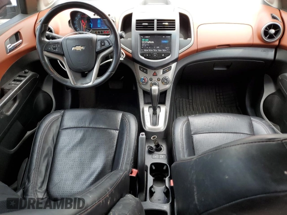 2013 Chevrolet Sonic LTZ z VIN 1G1JE5SH0D4102525, wystawiony jako Copart lot #60976595 z przebiegiem 138 420 mil mil oraz Szkoda całkowita • Salvage title. Historia ofert i sprzedaży dostępna na DreamBid. Obrazek 8.