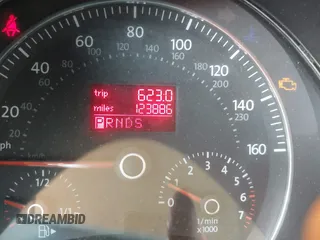 2006 Volkswagen Beetle z VIN 3VWRF31Y66M316498, wystawiony jako IAAI lot #42399384 z przebiegiem 123 886 mil mil oraz . Historia ofert i sprzedaży dostępna na DreamBid. Obrazek 7.