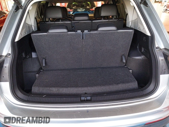 2024 Volkswagen Tiguan SE z VIN 3VV3B7AX7RM105271, wystawiony jako IAAI lot #42752403 z przebiegiem 27 050 mil mil oraz . Historia ofert i sprzedaży dostępna na DreamBid. Obrazek 9.