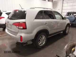 2014 Kia Sorento LX z VIN 5XYKTCA63EG524362, wystawiony jako IAAI lot #42264712 z przebiegiem 99 450 mil mil oraz . Historia ofert i sprzedaży dostępna na DreamBid. Obrazek 4.
