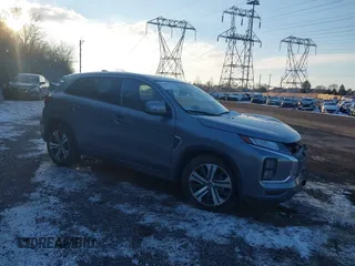 2023 Mitsubishi Outlander ES z VIN JA4ARUAU2PU011923, wystawiony jako IAAI lot #41401558 z przebiegiem 15 380 mil mil oraz . Historia ofert i sprzedaży dostępna na DreamBid. Obrazek 1.