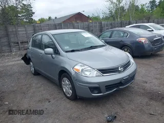 2011 Nissan Versa S z VIN 3N1BC1CP7BL493151, wystawiony jako IAAI lot #42320225 z przebiegiem 118 627 mil mil oraz . Historia ofert i sprzedaży dostępna na DreamBid. Obrazek 1.