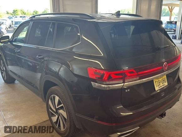 2024 Volkswagen Atlas SE with VIN 1V2HR2CA2RC553977, listed as a IAAI auction lot 42731405 with 24,692 mi miles and . Bid and sale history available at DreamBid. Image 4.
