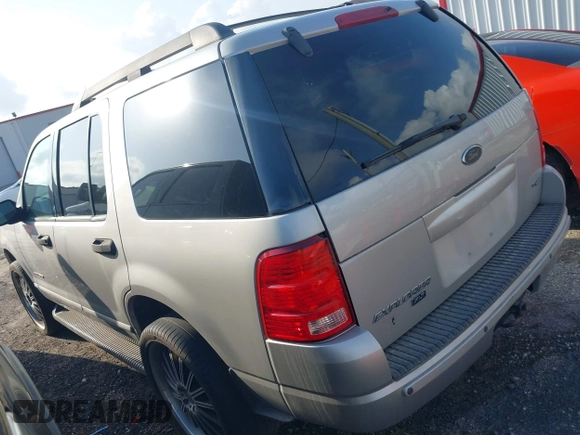 2005 Ford Explorer XLT z VIN 1FMZU63K55ZA15894, wystawiony jako IAAI lot #42262563 z przebiegiem 105 438 mil mil oraz . Historia ofert i sprzedaży dostępna na DreamBid. Obrazek 3.