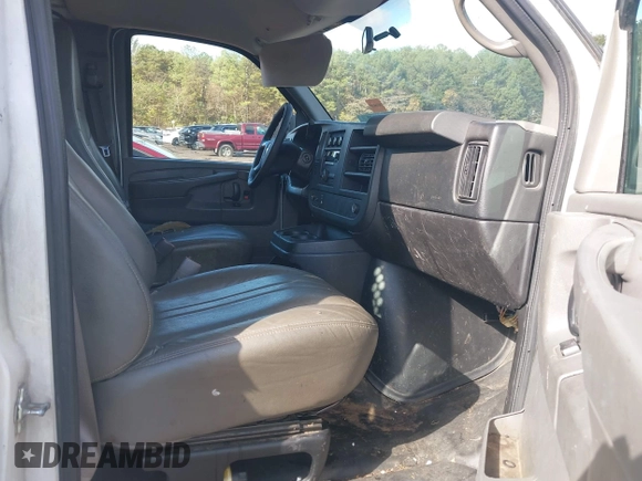 2014 Chevrolet Express Cargo z VIN 1GCWGFCA3E1143040, wystawiony jako IAAI lot #40703687 z przebiegiem 315 472 mil mil oraz . Historia ofert i sprzedaży dostępna na DreamBid. Obrazek 5.