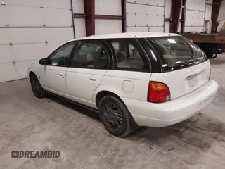 1999 Saturn SW z VIN 1G8ZK8277XZ175551, wystawiony jako IAAI lot #41530444 z przebiegiem 177 938 mil mil oraz . Historia ofert i sprzedaży dostępna na DreamBid. Obrazek 3.