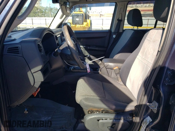 2010 Jeep Commander Sport z VIN 1J4RG4GT8AC139104, wystawiony jako Copart lot #84720134 z przebiegiem 167 646 mil mil oraz Szkoda całkowita • Salvage title. Historia ofert i sprzedaży dostępna na DreamBid. Obrazek 7.