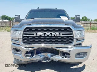 2024 Ram 2500 Big Horn z VIN 3C6UR5DLXRG296301, wystawiony jako IAAI lot #42496302 z przebiegiem 47 626 mil mil oraz . Historia ofert i sprzedaży dostępna na DreamBid. Obrazek 13.