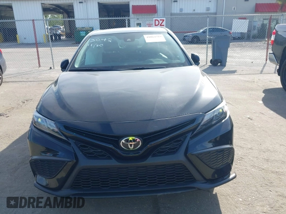 2022 Toyota Camry SE with VIN 4T1T11AK4NU639042, listed as a IAAI auction lot 41064319 with 33,078 mi miles. Bid and sale history available at carsss.com. Image 12.