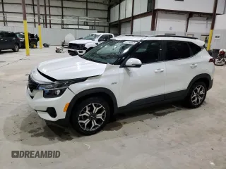 2023 Kia Seltos EX z VIN KNDERCAA0P7409735, wystawiony jako Copart lot #54148925 z przebiegiem 15 386 mil mil oraz Szkoda całkowita • Salvage title. Historia ofert i sprzedaży dostępna na DreamBid. Obrazek 1.