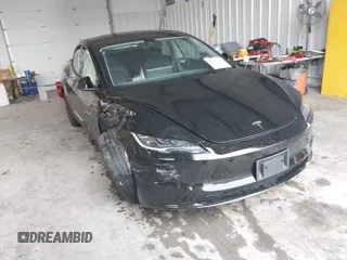 2025 Tesla Model 3 Long Range z VIN 5YJ3E1EB9SF915531, wystawiony jako IAAI lot #42191805 z przebiegiem 3 333 mil mil oraz . Historia ofert i sprzedaży dostępna na DreamBid. Obrazek 1.