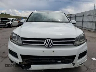 2013 Volkswagen Touareg Exec z VIN WVGEF9BP6DD001991, wystawiony jako Copart lot #58447175 z przebiegiem 170 264 mil mil oraz Tytuł czysty. Historia ofert i sprzedaży dostępna na DreamBid. Obrazek 5.