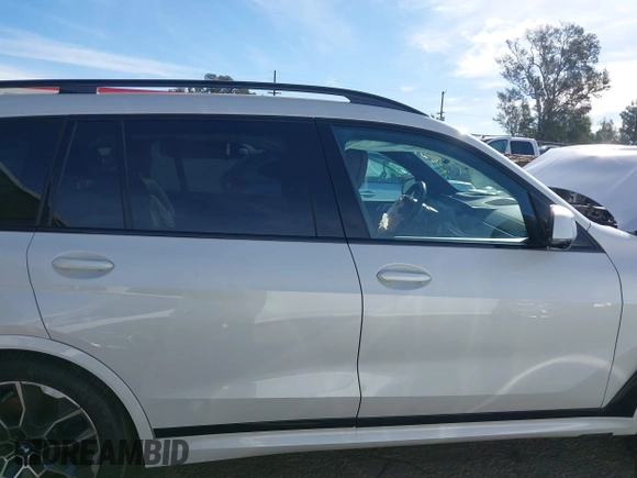 2024 BMW X7 xDrive40i z VIN 5UX23EM08R9U61655, wystawiony jako IAAI lot #41657934 z przebiegiem 12 810 mil mil oraz . Historia ofert i sprzedaży dostępna na DreamBid. Obrazek 13.