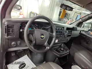 2012 Chevrolet Express Cargo z VIN 1GCSGAFXXC1137699, wystawiony jako IAAI lot #42534166 z przebiegiem 249 234 mil mil oraz . Historia ofert i sprzedaży dostępna na DreamBid. Obrazek 27.