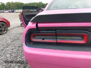 2018 Dodge Challenger SXT z VIN 2C3CDZAG8JH310769, wystawiony jako IAAI lot #42398650 z przebiegiem 136 012 mil mil oraz . Historia ofert i sprzedaży dostępna na DreamBid. Obrazek 19.