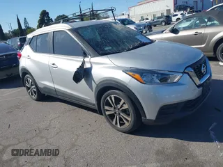 2020 Nissan Kicks SV z VIN 3N1CP5CV6LL573962, wystawiony jako IAAI lot #41783534 z przebiegiem 32 247 mil mil oraz . Historia ofert i sprzedaży dostępna na DreamBid. Obrazek 1.