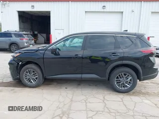 2025 Nissan Rogue S z VIN 5N1BT3AB2SC833281, wystawiony jako IAAI lot #42410948 z przebiegiem 1 389 mil mil oraz . Historia ofert i sprzedaży dostępna na DreamBid. Obrazek 15.