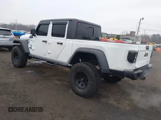 2020 Jeep Gladiator Sport S z VIN 1C6HJTAG0LL129461, wystawiony jako IAAI lot #41464713 z przebiegiem 66 625 mil mil oraz . Historia ofert i sprzedaży dostępna na DreamBid. Obrazek 3.