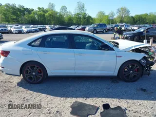 2019 Volkswagen Jetta GLI S z VIN 3VW6T7BU9KM177332, wystawiony jako IAAI lot #42197935 z przebiegiem 93 449 mil mil oraz . Historia ofert i sprzedaży dostępna na DreamBid. Obrazek 13.