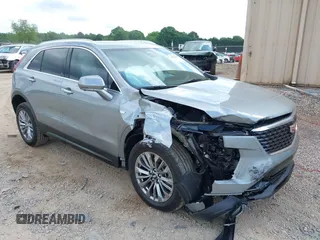 2025 Cadillac XT4 FWD Premium Luxury z VIN 1GYFZCR41SF142388, wystawiony jako IAAI lot #42144764 z przebiegiem 9993 mil mil oraz . Historia ofert i sprzedaży dostępna na DreamBid. Obrazek 1.
