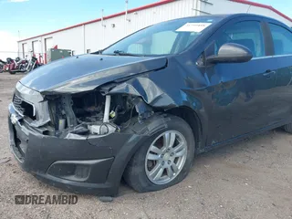 2016 Chevrolet Sonic LT z VIN 1G1JC5SH1G4185750, wystawiony jako IAAI lot #38799488 z przebiegiem 170 067 mil mil oraz . Historia ofert i sprzedaży dostępna na DreamBid. Obrazek 6.