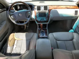 2010 Cadillac DTS 1SD z VIN 1G6KH5EY5AU110844, wystawiony jako Copart lot #57141785 z przebiegiem 173 657 mil mil oraz Tytuł czysty. Historia ofert i sprzedaży dostępna na DreamBid. Obrazek 8.