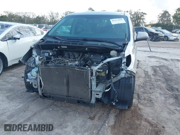 2015 Toyota Sienna LE AAS z VIN 5TDKK3DCXFS653627, wystawiony jako IAAI lot #41477920 z przebiegiem Nie podano mil oraz . Historia ofert i sprzedaży dostępna na DreamBid. Obrazek 6.