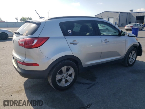 2011 Kia Sportage LX z VIN KNDPBCA2XB7102202, wystawiony jako Copart lot #55606785 z przebiegiem 84 311 mil mil oraz Szkoda całkowita • Salvage title. Historia ofert i sprzedaży dostępna na DreamBid. Obrazek 3.