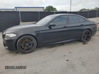 2013 BMW M5 z VIN WBSFV9C57DD096739, wystawiony jako Copart lot #59640315 z przebiegiem 85 840 mil mil oraz Czysty tytuł • Clean title. Historia ofert i sprzedaży dostępna na DreamBid. Obrazek 1.